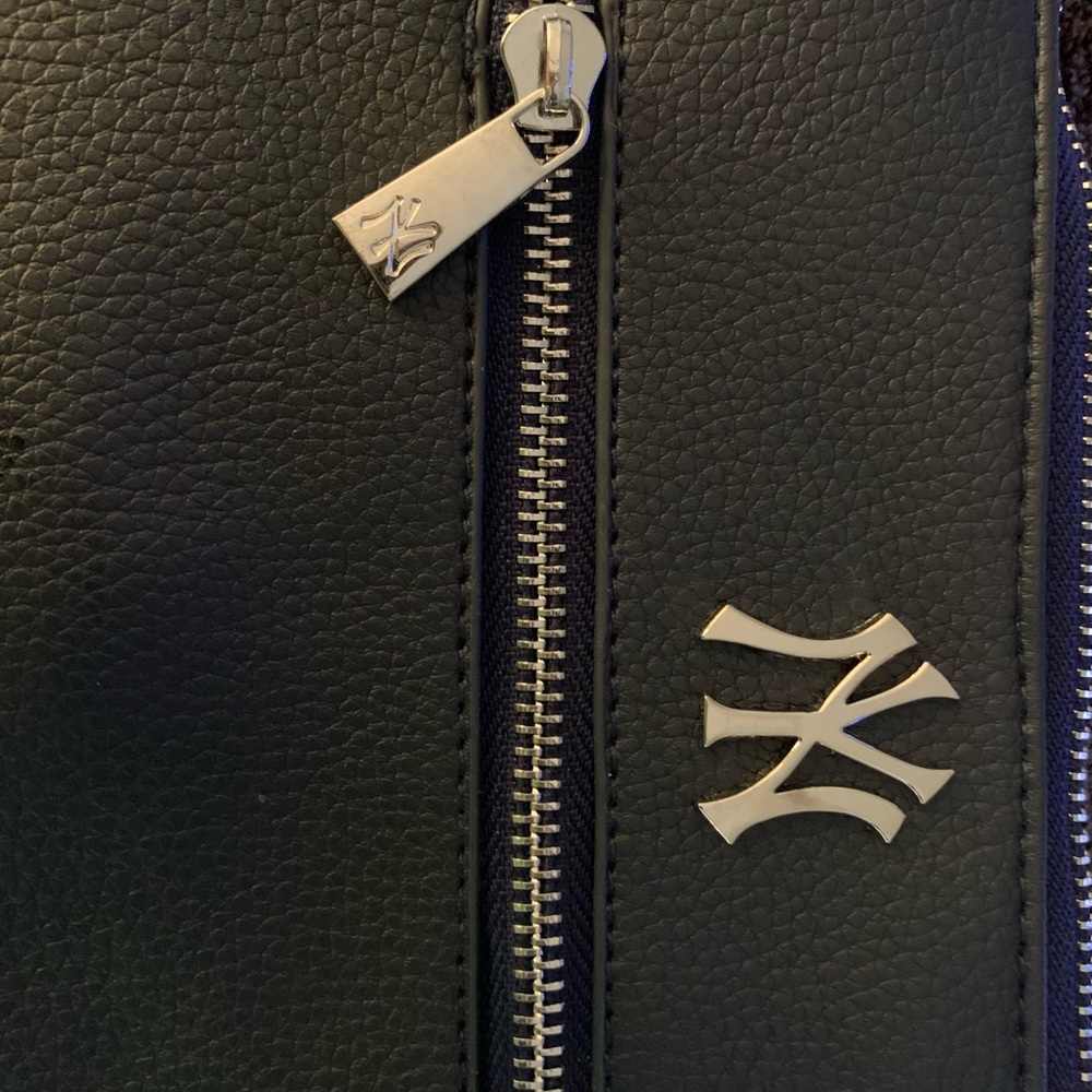 Navy Blue New York Yankees Women’s Purse; Pocket Book Bag Handbag 9”w x 7”H NWOT - Picture 4 of 9